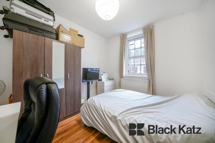 Bright and airy two bedroom flat with central location. Page Street, Westminster / Pimlico